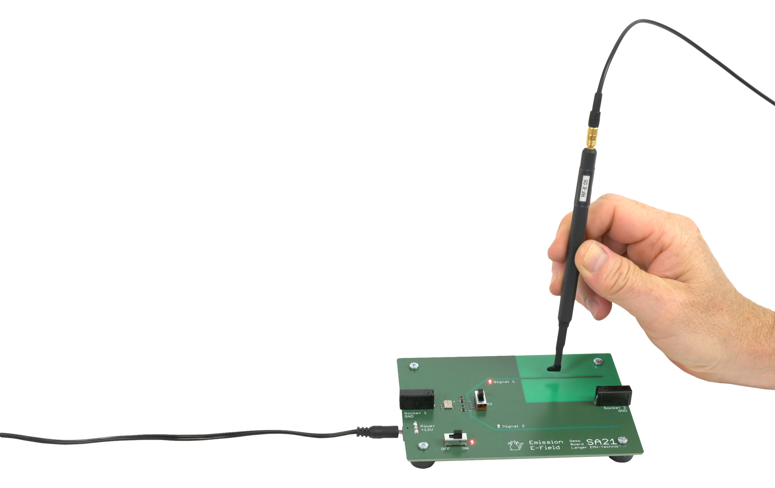 Detection of emitted interference - RF-E 05 E-field probe via demonstration board SA 21